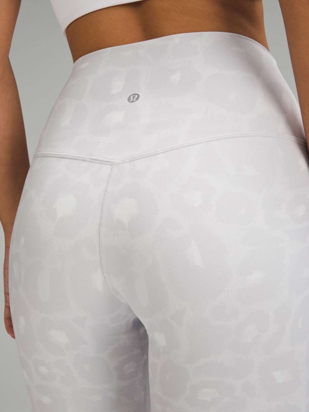 EUC Lululemon Align High-Rise Pant 28"'
Spray Leopard Grey Multi. Size 6
